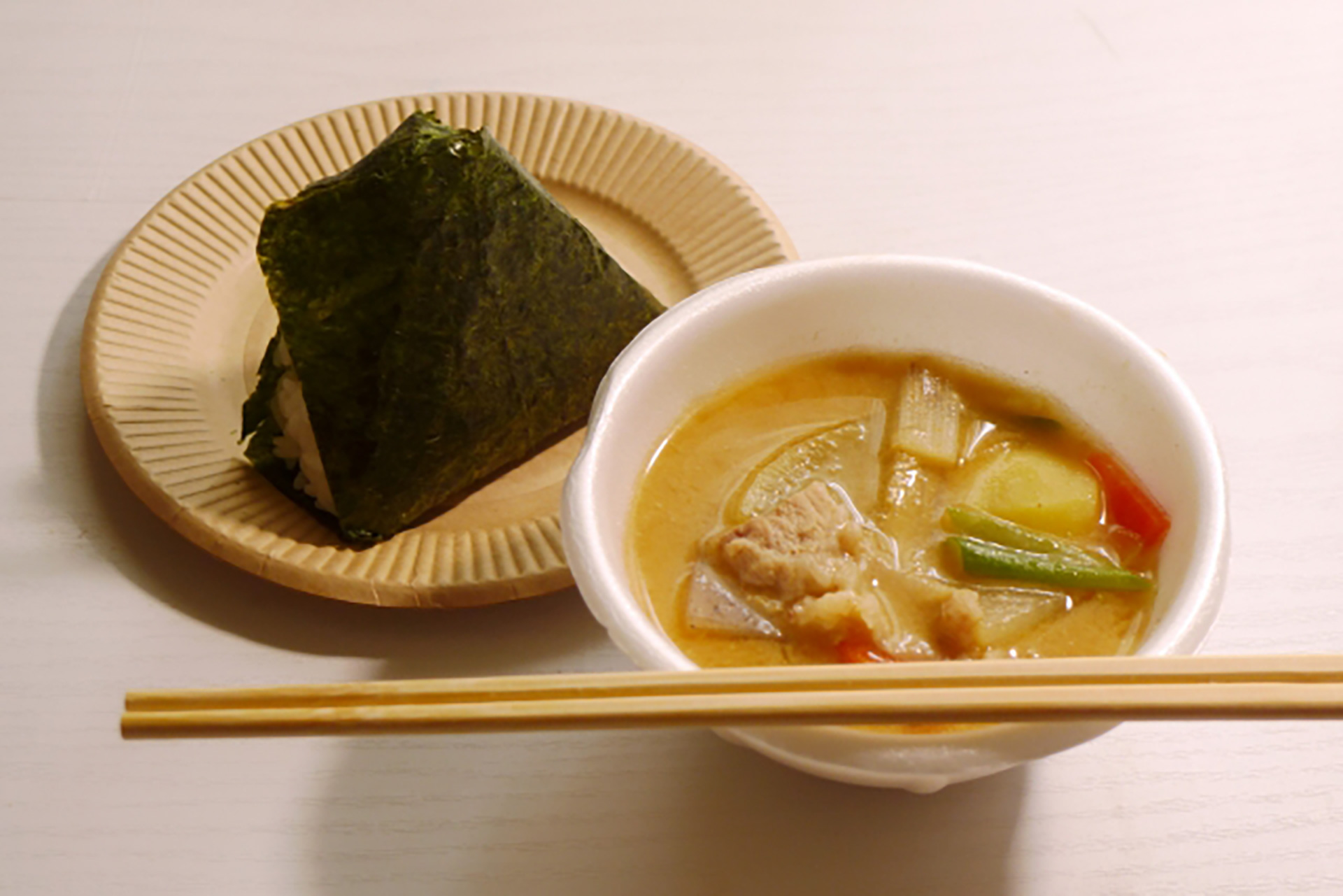おにぎりと豚汁